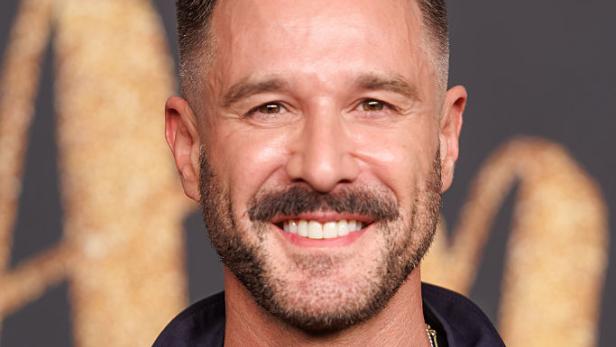 Jochen Schropp lächelt direkt in die Kamera.