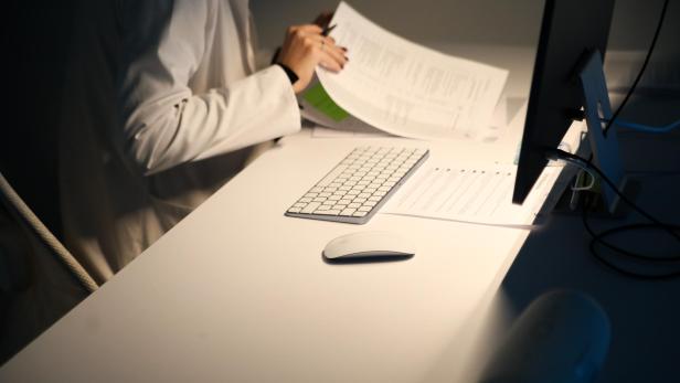 Ärztin sitzt an einem Computer