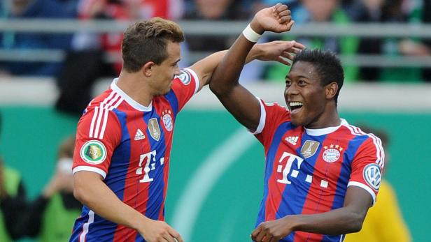 Zwei Fußballspieler des FC Bayern München feiern ein Tor.