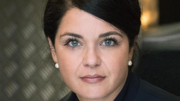 Frau blickt in die Kamera