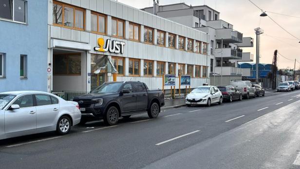 Fassade Firma "Just und Söhne" Floridsdorf und Parkplätze