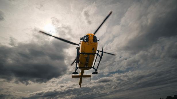 Rettungshubschrauber beim Überflug