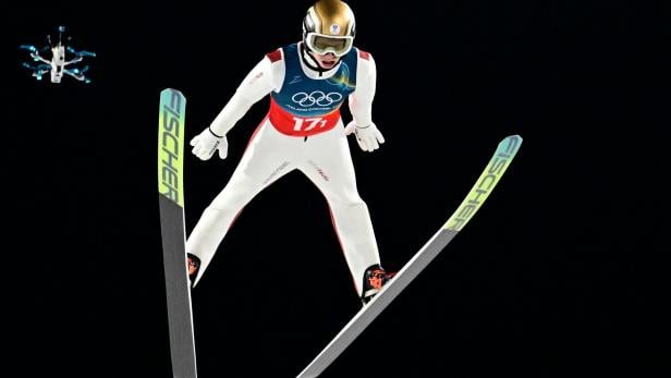 Skispringer Jan Hörl wird von einer Drohne verfolgt.