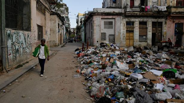 No fuel, no garbage collection: waste is piling up in Havana
