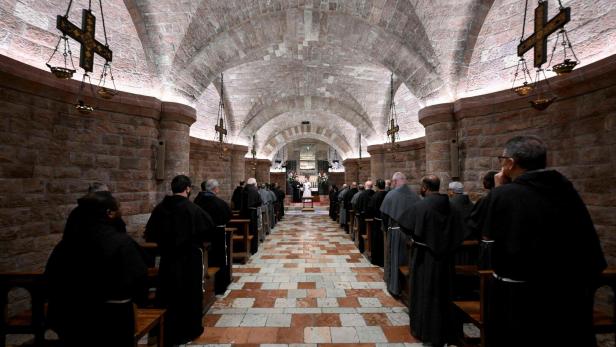 Papst Leo XIV. während seines Besuchs am Grab des hl. Franz von Assisi