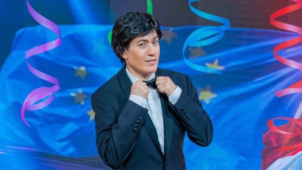 Eine Frau als Mann verkleidet in einem TV-Studio