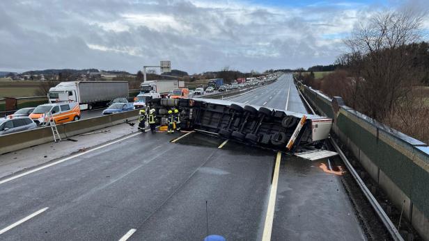 Nach Crash ist A! durch Lkw-Zug blockiert