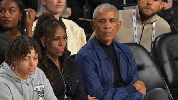 Michelle und Barack Obama beim 75th All Star Game - hinter ihnen sitzt Tochter Sasha.