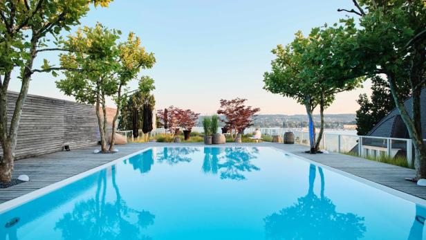Der Rooftop-Pool des "RIVA" Hotels mit Panoramablick über den Bodensee