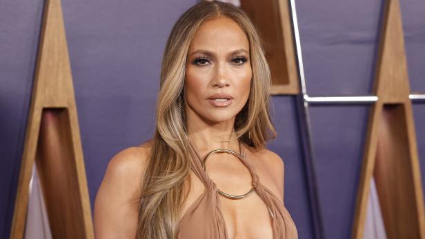  Jennifer Lopez setzt auf die Trendfarbe Milky Brunette.