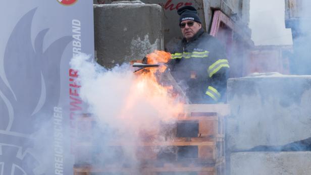 Brand eines Geräts mit Lithium-Ionen-Batterie durch mechanische Überlastung.