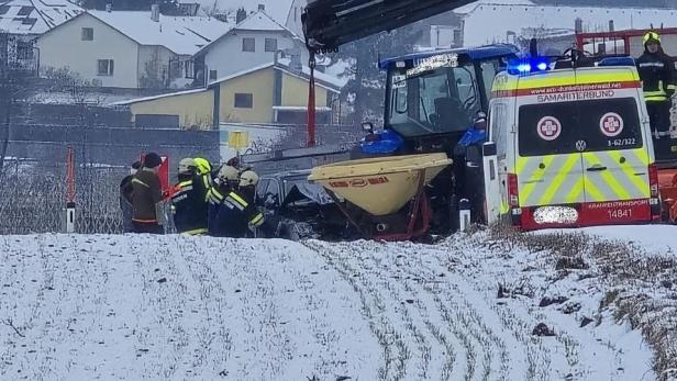 Unfall mit Auto und Traktor, Feuerwehr im Einsatz