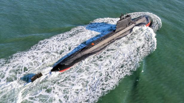 Chinesisches U-Boot der Yuan-Klasse fährt an der Wasseroberfläche durch das Meer.
