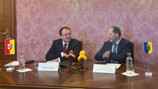 Zwei Männer sitzen an einem Tisch