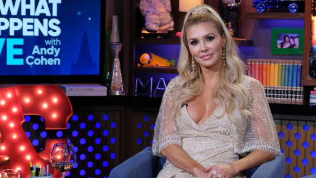 Brandi Glanville sitzt in einem Fernsehstudio.