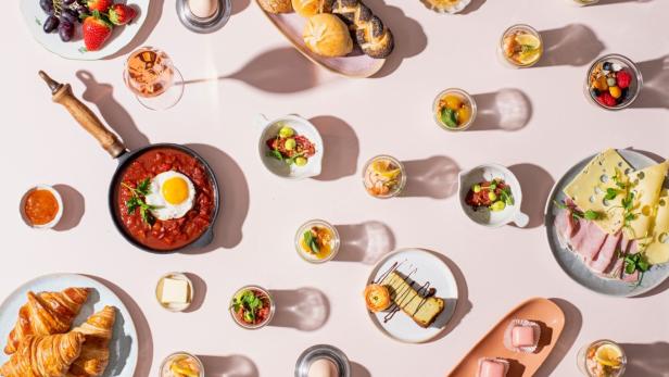 viele kleine Häppchen auf einem Tisch