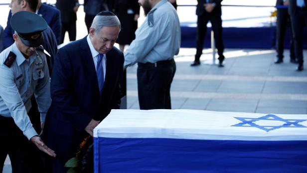 Israels Premierminister Benjamin Netanjahu erweist Peres die letzte Ehre.