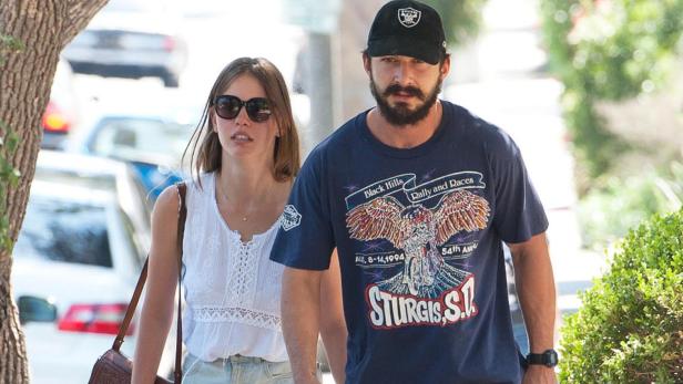 Shia La Beouf und Mia Goth halten Händchen in der Öffentlichkeit