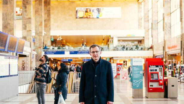 Philipp Nagl in der Ankunftshalle des Wiener Westbahnhofs.