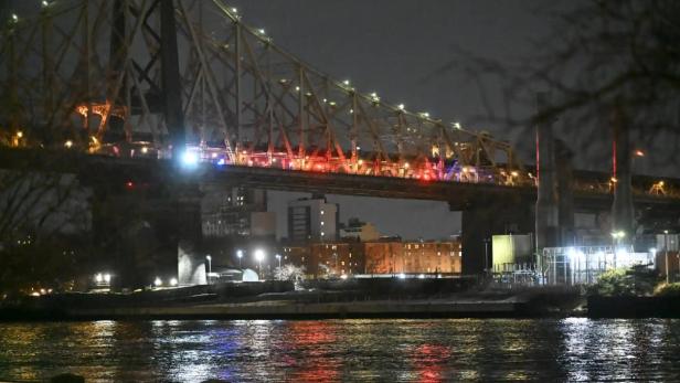Foto vom Einsatz des Feuerwehr- und Rettungsteams bei dem Vorfall an der Queensboro Bridge