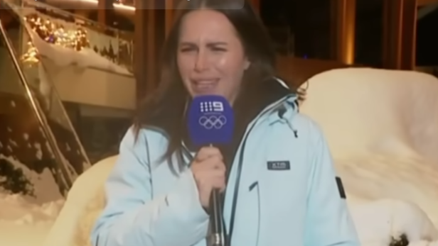 Frau mit Mikrofon schaut etwas verzwickt in die Kamera