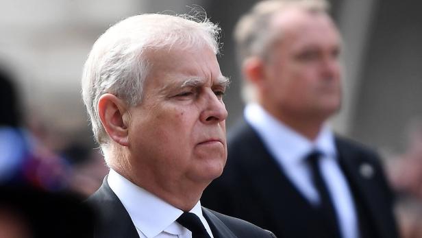 Andrew Mountbatten-Windsor blickt zur Seite.