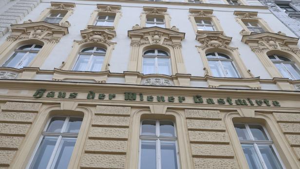 Auf der Fassade des Gastgewerbefachschule am Judenplatz steht "Haus der Wiener Gastwirte".
