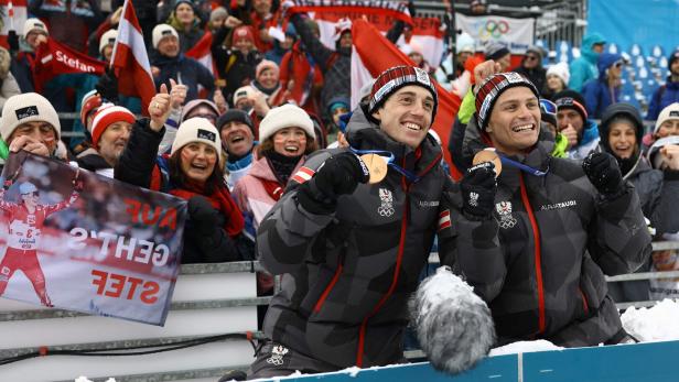 Stefan Rettenegger und Johannes Lamparter jubeln mit ihren Bronzemedaillen.