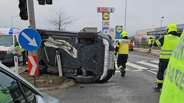 Umgestürzter PKW bei einer Ampel
