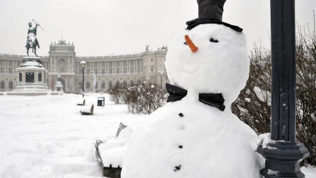 Wien präsentiert sich als Hauptstadt des Schnees: Sogar vor der Hofburg stehen Schneemänner.