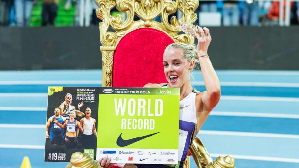 Keely Hodgkinson sitzt mit einer Krone auf einem Thron und lässt sich feiern.