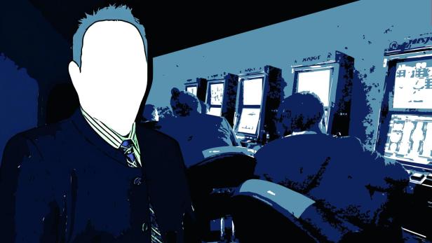 Der mutmaßliche Capo einer Glücksspielbande, anonymisiert vor Spielautomaten