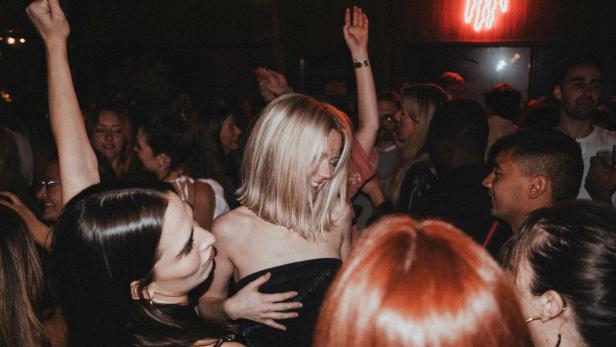 Tanzende Frauen in einem Club
