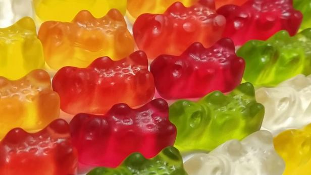 Bunte Gummibärchen in verschiedenen Farben liegen dicht nebeneinander.