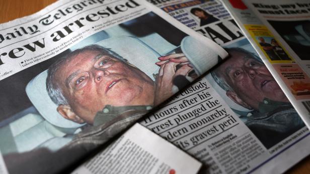 Mehrere britische Zeitungen zeigten Schlagzeilen über die Festnahme von Andrew Mountbatten-Windsor am Donnerstag