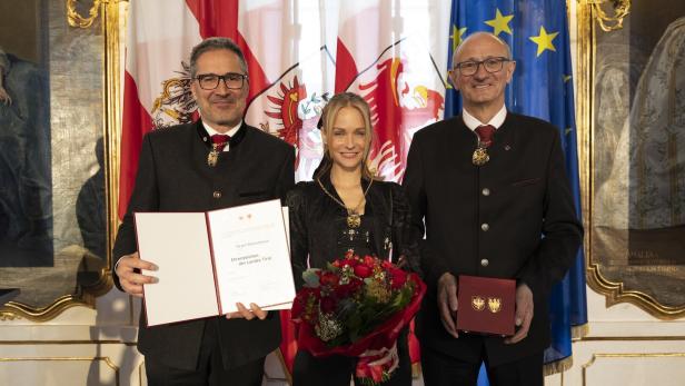 Mirjam Weichselbraun mit Arno Kompatscher und Anton Mattle.