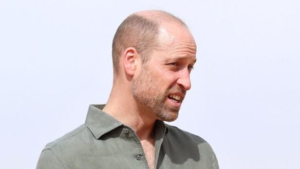 Prinz William gestikuliert in Hemd und dunkler Hose vor hellem Hintergrund.
