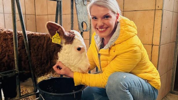 Stephanie Kreuzer mit Kalb. 