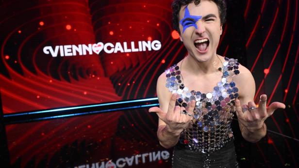 Cosmó steht auf der Bühne.