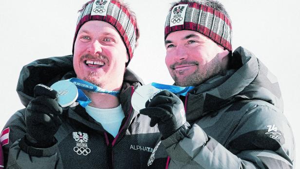 OLYMPIA 2026: SKI ALPIN/TEAMKOMBINATION-MEDAILLENZEREMONIE MÄNNER: FELLER (AUT)/KRIECHMAYR (AUT)