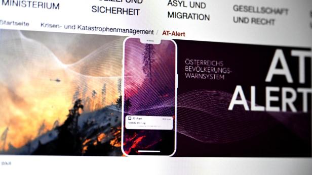 Ein Smartphone zeigt eine Warnmeldung vor einem Hintergrund mit brennendem Wald und dem Text „Österreichs Bevölkerungs-Warnsystem“.