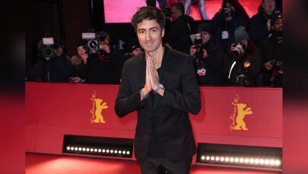 İlker Çatak faltet beim Pressetermin die Hände zum Dank