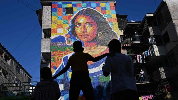 TOPSHOT-EL SALVADOR-VENEZUELA-ART-MURAL