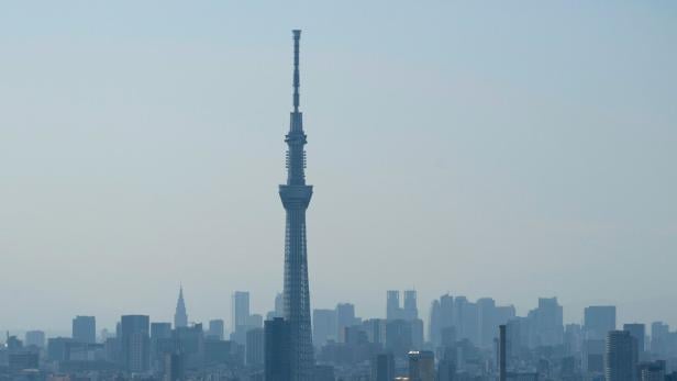 Der Tokyo Skytree überragt die Skyline der Stadt im Dunst.