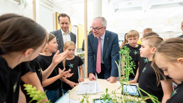 Pernkopf mit jugendlichen Forschern