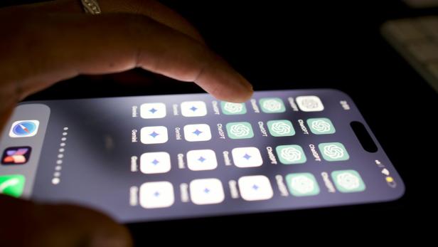 Person, die den Bildschirm eines Mobiltelefons berührt und auf ChatGPT tippt