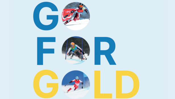Drei Wintersportler fahren Ski zwischen den Buchstaben „GO FOR GOLD“ auf hellblauem Hintergrund.