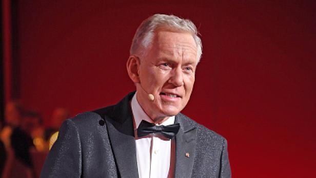 Johannes B. Kerner im Anzug auf der Bühne