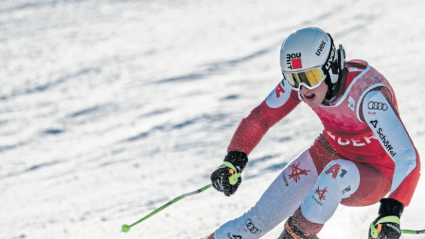 Ein österreichischer Para-Skiläufer in voller Fahrt auf der Piste, unterstützt durch die Behindertensportförderung des Bundesheeres.