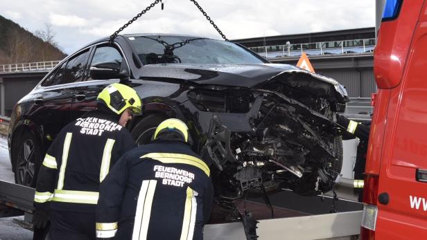 Ein Unfallfahrzeug wird von der Feuerwehr geborgen